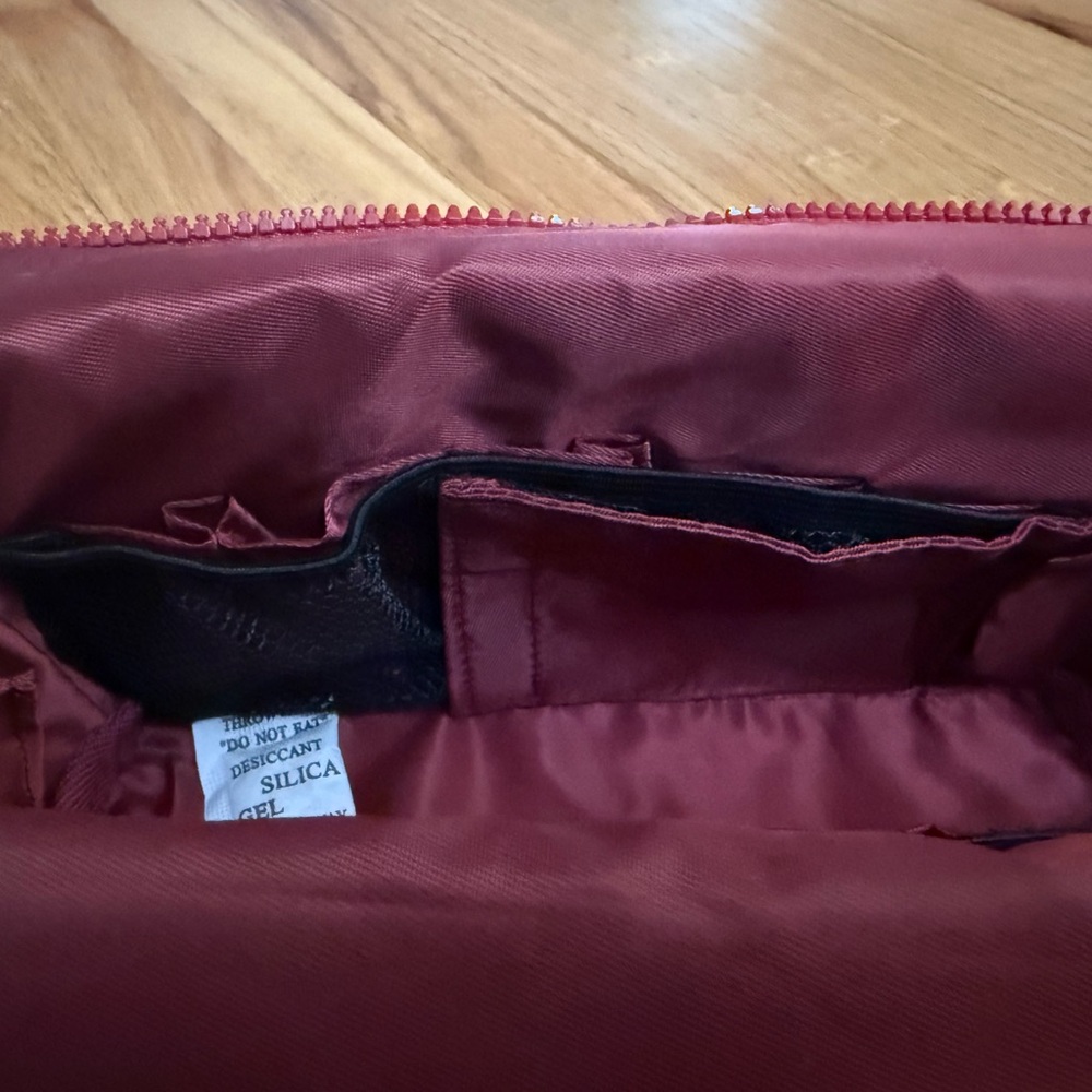 Parallelle dark red small makeup case - image 8